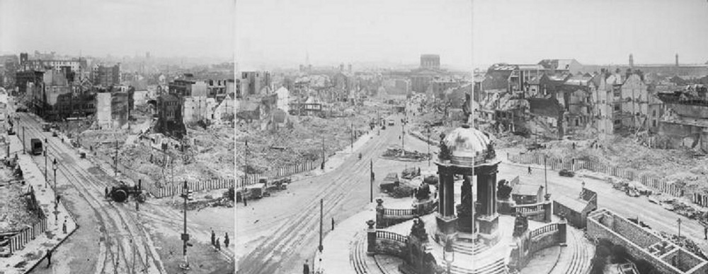 A black and white panoramic photo of the aftermath of the Liverpool Blitz showing bomb damaged buildings across the city